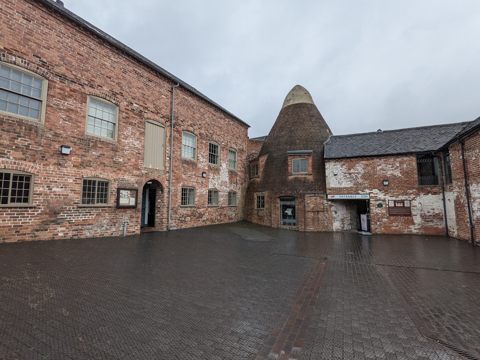 https://whatremovals.co.uk/wp-content/uploads/2022/02/Sharpe's Pottery Museum-300x225.jpeg
